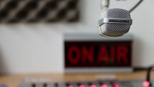 Percheziții în Sectorul 4: un bărbat bănuit că a emis programe de muzică pe frecvențe radio fără a avea licență, dus la audieri