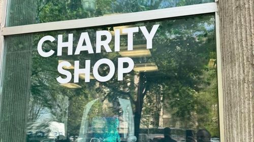 Magazinul caritabil "O mână de ajutor" a fost deschis în Capitală / Cu banii colectaţi din vânzarea produselor donate vor fi susținute cauze umanitare