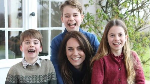 Prinţesa Kate îşi cere scuze pentru "confuzia" creată de fotografia de Ziua Mamei: "La fel ca mulţi fotografi amatori, experimentez ocazional cu editarea"