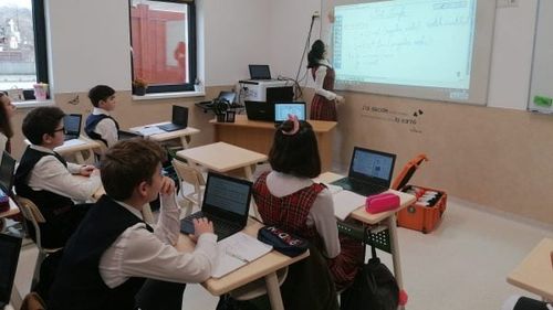 Școala SMART de la Ciugud (Alba) continuă cursurile în mediul online. Cum folosesc elevii și profesorii o platformă educațională specială