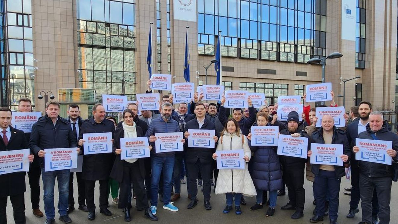 PES activists România a organizat o acţiune de mobilizare pentru aderarea României la spaţiul Schengen, în faţa sediului Consiliului UE din Bruxelles