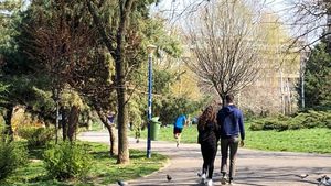 DOCUMENT Ce activități sunt permise și ce interdicții se mențin în starea de alertă: sport în grup de maximum șase persoane, doar cu familia în mașină la spectacole drive in, mitingurile sunt interzise
