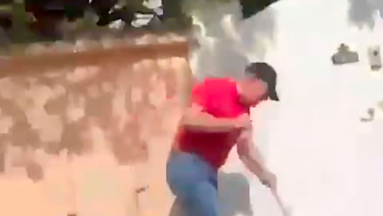 VIDEO Turnul Sfatului: Klaus Iohannis, activități casnice / Filmat când dă cu mătura în fața casei