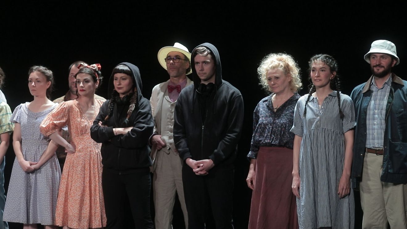 VIDEO Cum sunt relațiile dintre oameni în „Orașul nostru” și ce omitem, în secolul vitezei? Actorul Mircea Băluță vorbește despre mesajele piesei, premieră la Teatrul Excelsior
