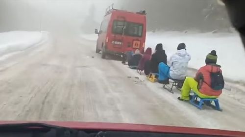 UPDATE VIDEO Un microbuz înmatriculat în Hunedoara, filmat în timp ce trăgea șase sănii cu copii și adolescenți/ Șoferul a fost identificat și va fi amendat/ Copiii trași cu sania erau ai șoferului și ai unor prieteni de familie