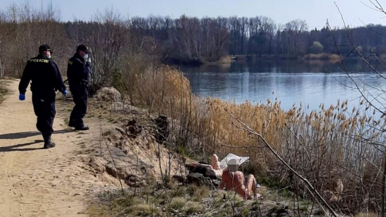 În Cehia, nudiştii sunt obligați să poarte măşti. Avertismentul polițiștilor: "Corpul gol, da, gura deschisă, nu"