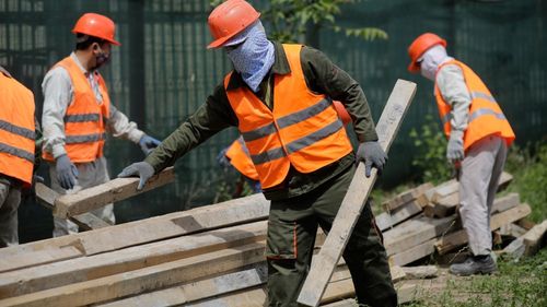 Guvernul reduce numărul muncitorilor străini în 2026 / Ministrul Muncii: „Să avem cât mai multe locuri de muncă disponibile pentru cetățenii români”