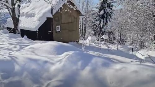 Şapte adulţi şi un copil au avut nevoie de ajutorul salvamontiștilor după ce au rămas blocaţi timp de mai multe zile, din cauza zăpezii, la o casă de vacanţă în județul Hunedoara