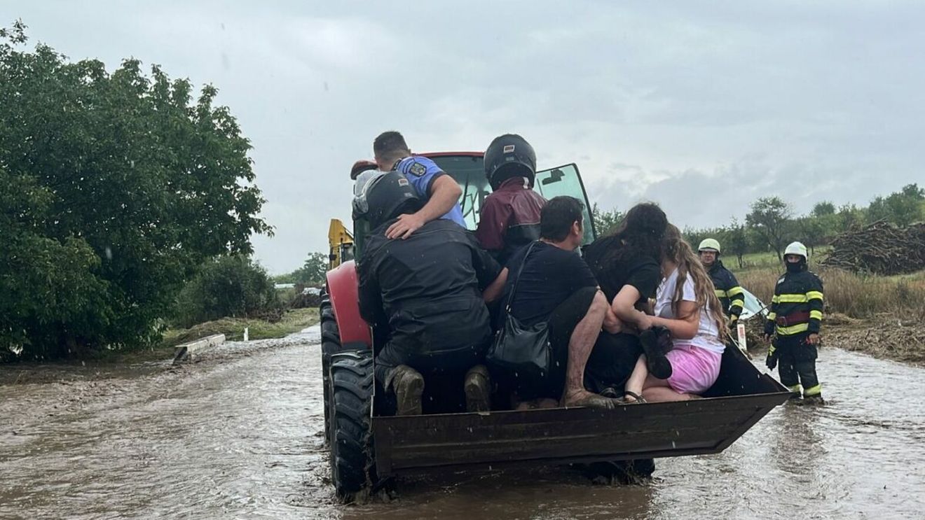 VIDEO Patru persoane dintr-o mașină luată de viitură, salvate cu un excavator în localitatea tulceană Horia