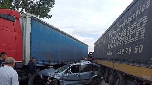 Accident cu trei persoane încarcerate în mașina prinsă între două tiruri pe centura Focșaniului