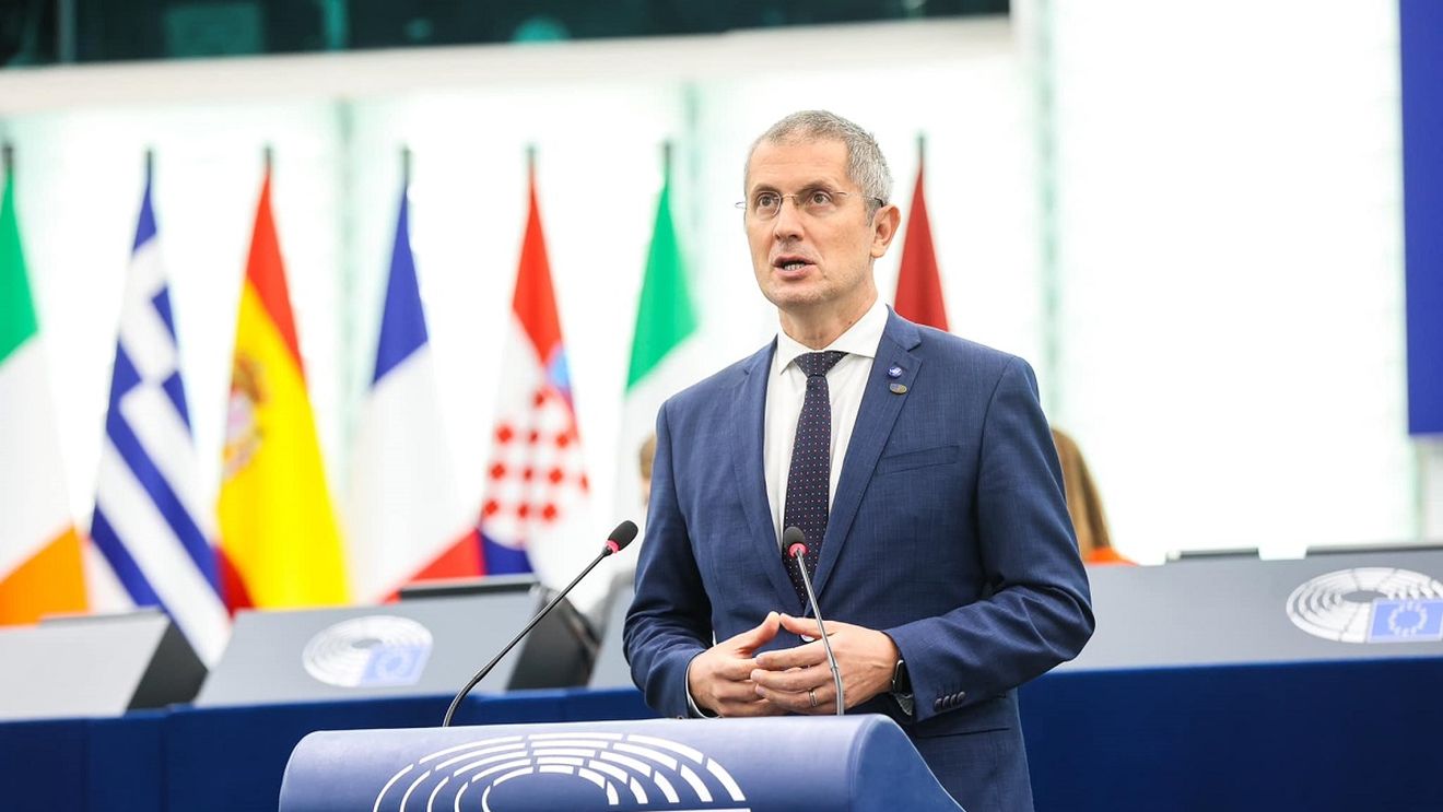 Dan Barna (USR): Parlamentul României, condus de PSD și PNL, a dat cu seen şi nu a trimis pe nimeni la un eveniment de importanță istorică la care toate statele europene importante sunt prezente / Sunt singurul observator român la alegerile din Moldova