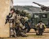 Militarii letoni au lansat în ultimele 24 de ore gaze lacrimogene şi au tras un foc de avertisment pentru a-i opri pe migranţii care încercau să treacă frontiera din Belarus, transmite miercuri agenția de știri Reuters, citată de Agerpres.  	Letonia, Polonia şi Lituania au acuzat Belarusul şi Rusia că organizează fluxuri de migranţi din Orientul Mijlociu şi Africa spre frontierele Uniunii Europene şi ale NATO, cu scopul de a destabiliza ţările de pe flancul estic al celor două blocuri. Minskul şi Moscova resping acuzaţiile.  	Armata letonă a descris miercuri dimineaţa pe X cel mai recent incident de la frontiera Letoniei cu Belarusul: cel puţin cinci migranţi s-au manifestat agresiv, aruncând buşteni către soldaţi în timp ce încercau să intre pe teritoriul leton. Ei au renunţat abia după ce un militar a tras un foc de avertisment în aer.  	Premierul leton Andris Kulbergs a declarat săptămâna trecută într-un interviu acordat agenţiei Reuters că numărul de migranţi care încearcă să intre în Letonia din Belarus s-a dublat recent. Fără a da cifre, el a descris situaţia drept o „ameninţare hibridă”, la care statul leton a reacţionat dublând numărul de grăniceri. Aceştia sunt ajutaţi de colegii lor lituanieni şi estoni, precum şi de forţele armate ale Letoniei, a menţionat şeful guvernului de la Riga.  	Reuters reaminteşte că Polonia a folosit în 2021 la un tun de apă împotriva migranţilor care aruncau cu pietre din Belarus, peste frontieră, iar în decembrie 2025 Varşovia a anunţat că peste 180 de migranţi au reuşit să ajungă pe teritoriul polonez printr-un tunel ascuns într-o pădure de la frontiera polono-belarusă.