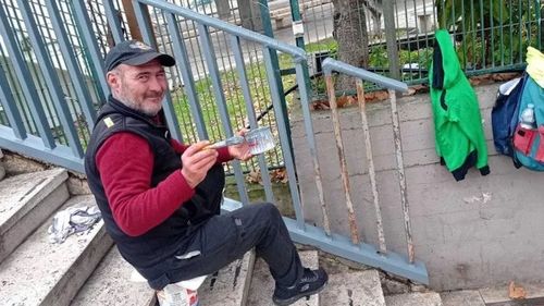Un român șomer i-a impresionat pe italieni: A vopsit un pod cu bani din donații / „Un adevărat cadou de Crăciun la Ostia”
