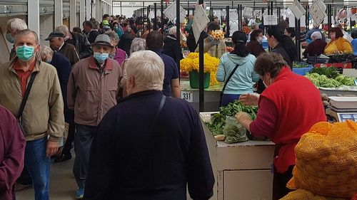 Chiar dacă va crește numărul infecțiilor de Covid, premierul spune că el nu va închide piețele agro-alimentare, mall-urile și nici economia