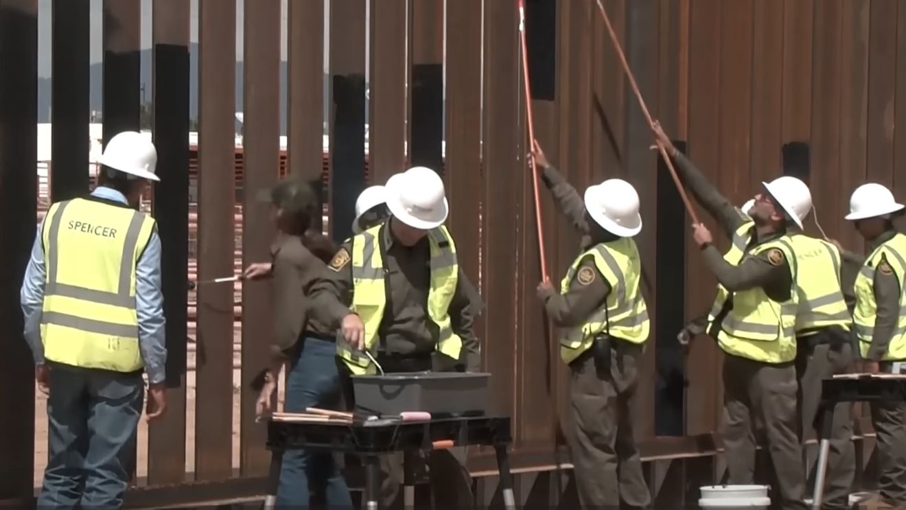 Zidul de frontieră dintre Statele Unite şi Mexic va fi vopsit în negru, ca să se încingă şi să-i împiedice pe imigranţi să-l escaladeze  / ”Traversarea acestor teritorii este considerată ca o intrare într-o bază militară”