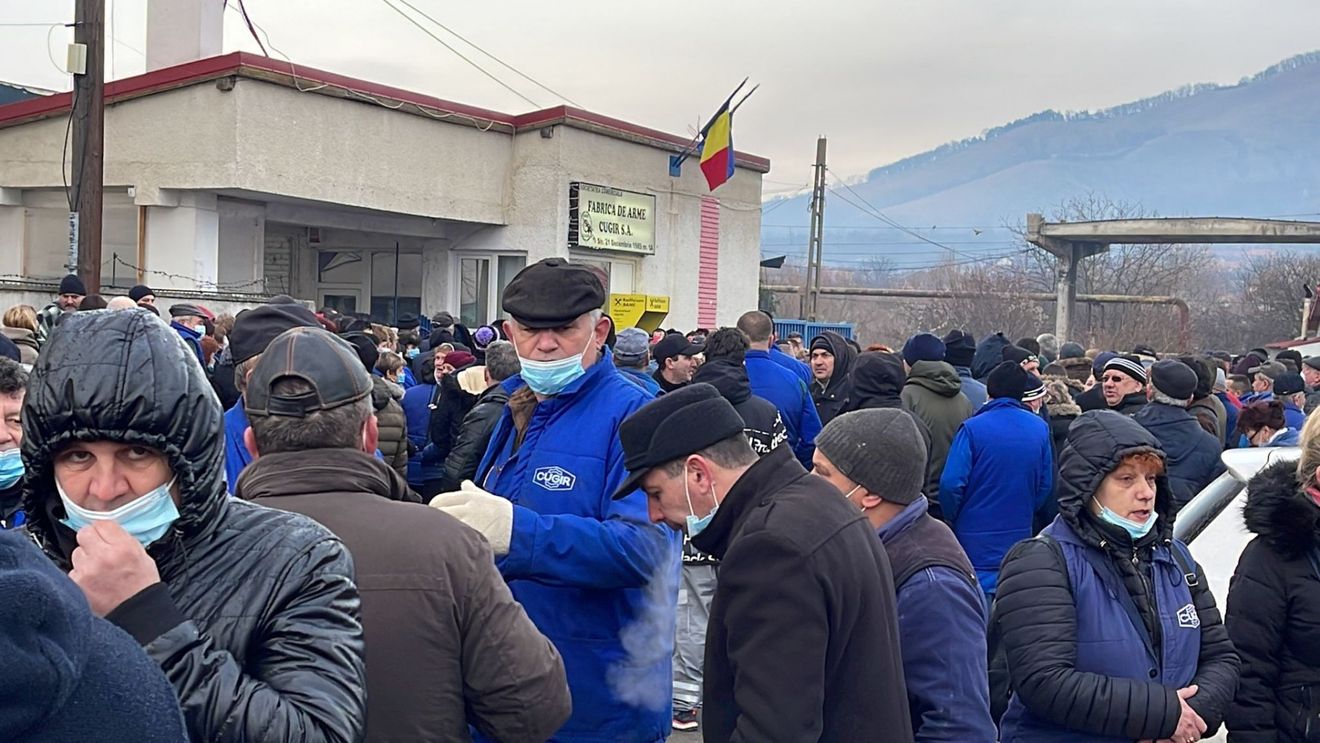 Miting de protest la Fabrica de Arme Cugir, în ziua în care ministrul Economiei vizitează Uzina Mecanică din oraș. Acuzații de direcționare a unor contracte de la o fabrică la alta