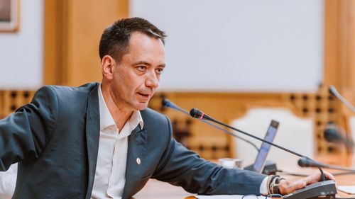 Transtelex: UDMR folosește și minori pentru a colecta semnături pentru alegeri / Csoma Botond: Strângerea de semnături nu este o activitate politică și nu este o problemă dacă acești tineri pot vota abia peste doi ani