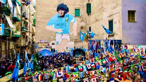 FOTO Napoli a câştigat pentru a treia oară titlul în Italia și s-a declanșat un festival al bucuriei în sudul Italiei / În biserici s-au cântat melodiile galeriei / ”Mulțumesc tată că m-ai făcut napoletan!”