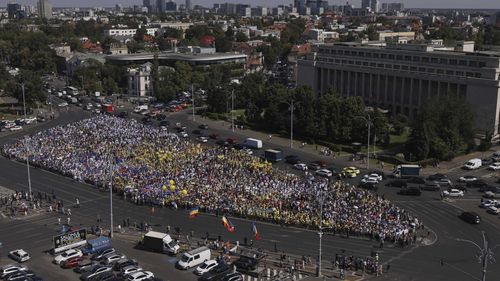 VIDEO Protestul profesorilor: Lideri sindicali, după ce au discutat cu  președintele Nicușor Dan: “Luăm în calcul declanșarea grevei generale” / Circa 6.000 de oameni, potrivit jandarmilor, 20.000, potrivit organizatorilor, au scandat în fața Palatului Cotroceni “Jos Guvernul Bolojan” și “Nu cedăm”