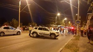 Oamenii din zona străzii Antiaeriană, în stradă pentru a cincea seară: Semaforul a fost doar promis