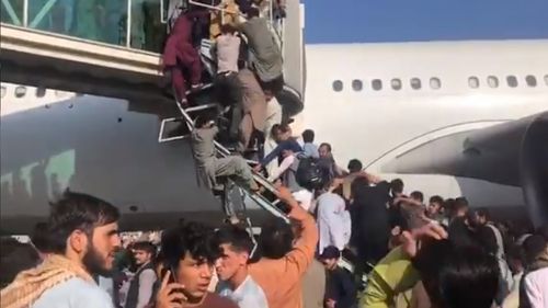 VIDEO Imaginile disperării în Afganistan: sute de oameni pe scara avionului, alte mii iau aeroportul cu asalt ca să fugă din calea talibanilor/ Forţele americane au tras focuri de armă în aer