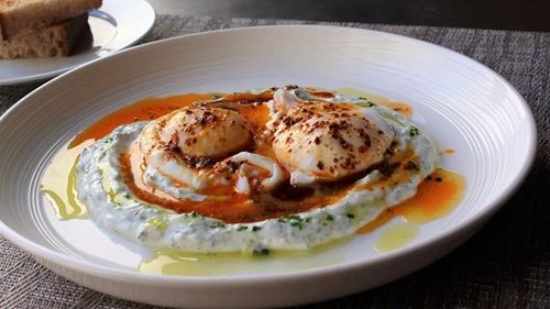 Ouă turcești, deliciul Çılbır care cucerește bucătăriile moderne / Ouă poșate, iaurt cremos și unt picant cu ardei iute