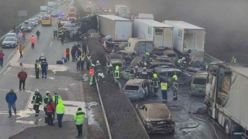 O persoană a murit în accidentul uriaș cu zeci de mașini și răniți, pe o autostradă din Ungaria/ 19 mașini au ars în carambolul cauzat de o furtună de praf