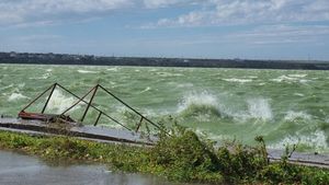 METEO Peste jumătate de țară sub cod galben de vânt puternic/ Ninsori şi viscol la altitudini înalte în Carpaţii Orientali