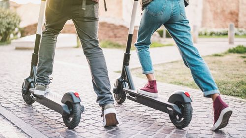 Trotinetele electrice: soluție urbană sau pericol ignorat? Vezi care sunt regulile în diferite țări europene: de la interzicere totală, în Paris, la reguli similare bicicletelor și piste obligatorii în Austria sau Danemarca (sinteză ENTR)