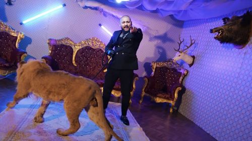 Percheziție la cântărețul de manele Dani Mocanu / Dosar de amenințare, tulburarea liniștii publice și port de obiecte periculoase / Ar fi amenințat un tânăr cu un cuțit