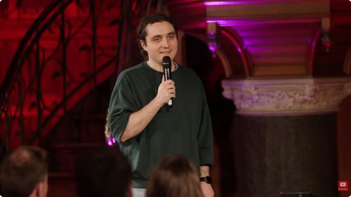 VIDEO Dragoș, comediantul român care face glume în engleză / Alți comici români îi calcă pe urme: Victor Pătrășcan, stabilit la Londra, Bianca Lala și Luana Matei la Amsterdam - reportaj Le Monde