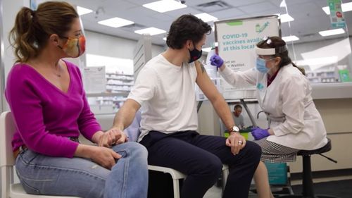 VIDEO Premierul canadian Justin Trudeau s-a vaccinat cu prima doză Astra Zeneca