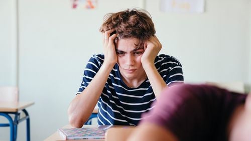 Profesor covăsnean, reţinut de poliţie după ce ar fi bătut mai mulţi elevi / Unul dintre copii a ajuns la spital