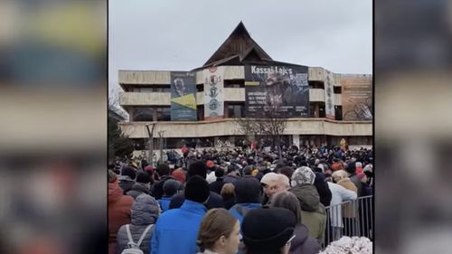 Proteste la Odorheiul Secuiesc și Miercurea Ciuc împotriva majorării taxelor şi impozitelor / „Ce se întâmplă în ţara asta e o hoţie legalizată” / Lozinci împotriva UDMR și a guvernului