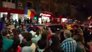 VIDEO Comandantul operațiunilor Jandarmeriei din Piața Victoriei susține, la fel ca Paraschiv, că în zona Springtime polițiștii au fost atacați de protestatari. Imaginile dovedesc contrariul