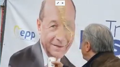 VIDEO „Ești nebun, Iliuță! Te filmez”. Ilie Năstase și-a aruncat cafeaua peste fotografia cu Traian Băsescu de pe un cort electoral. Reacția lui Băsescu