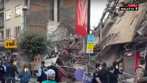 VIDEO Turcia: Zece persoane, prinse sub dărâmături și alte 13, rănite, după ce o clădire comercială s-a prăbușit