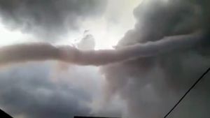 VIDEO Tornadă surprinsă duminică de locuitorii din Craiova: "La noi nu era așa ceva"