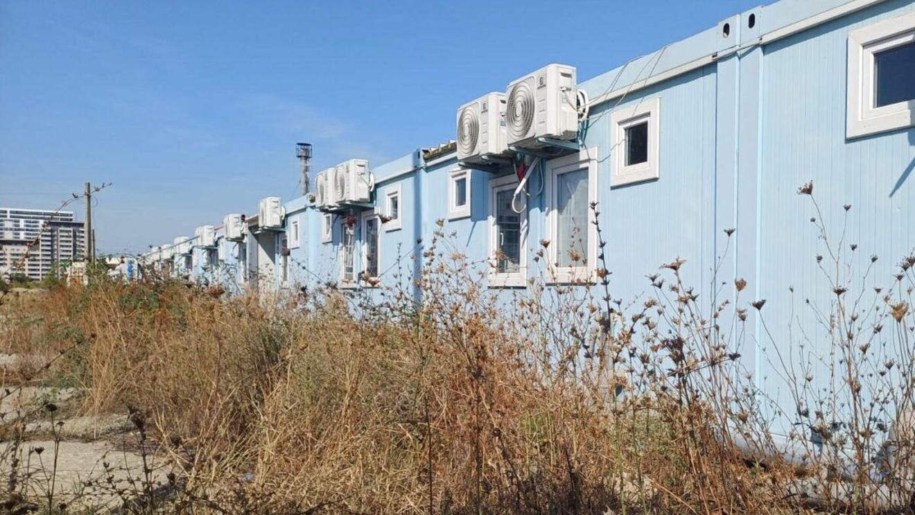 Imaginea risipei și a nepăsării: spitalul modular din Pipera făcut în 2020 de Primăria Capitalei cu două milioane de euro zace degradat şi invadat de bălării