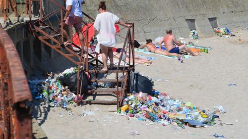 FOTOGALERIE Stațiunea Costinești, sufocată de gunoaie la final de sezon estival