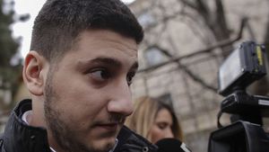 EXCLUSIV Fiul lui Gabriel Oprea a fost angajat pe ascuns timp de două luni la Ministerul Agriculturii / SURSE: Nu era vorba de bani. Oprea credea că așa se maturizează fiul său, un copil crescut cu totul la dispoziție