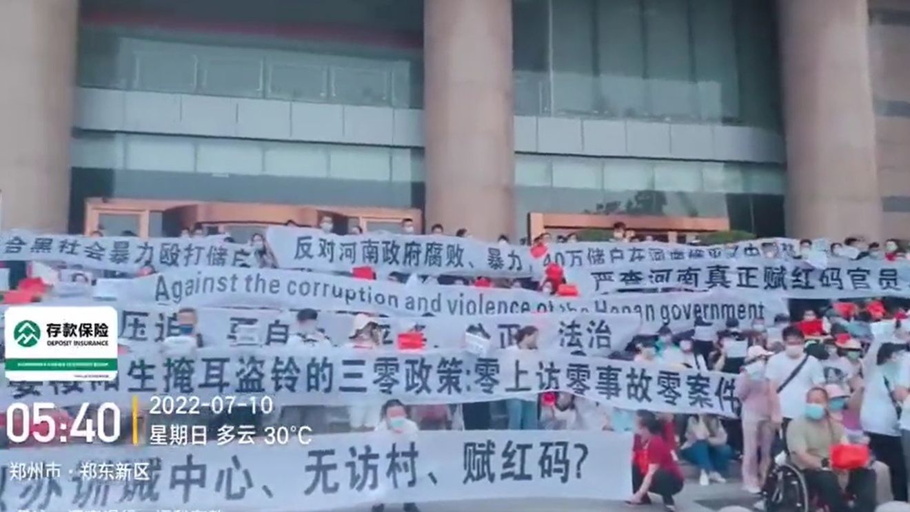 VIDEO China: Ciocniri violente după ce sute de persoane au participat la un protest împotriva unor bănci din Zhengzhou