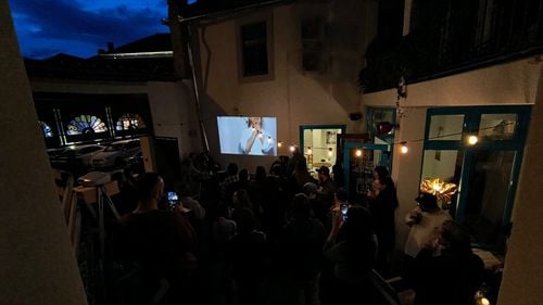 VIDEO Atelierul UBICUU și cei doi tineri artiști care își croiesc propriul drum, în afara cercurilor selecte din arta românească