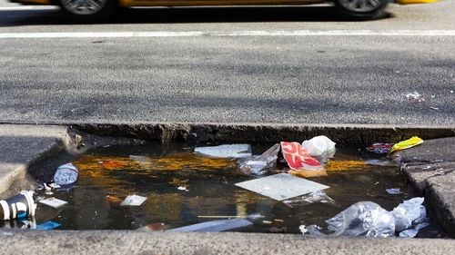 Containere de gunoi amplasate în parcările drumurilor naţionale din județul Arad au fost furate