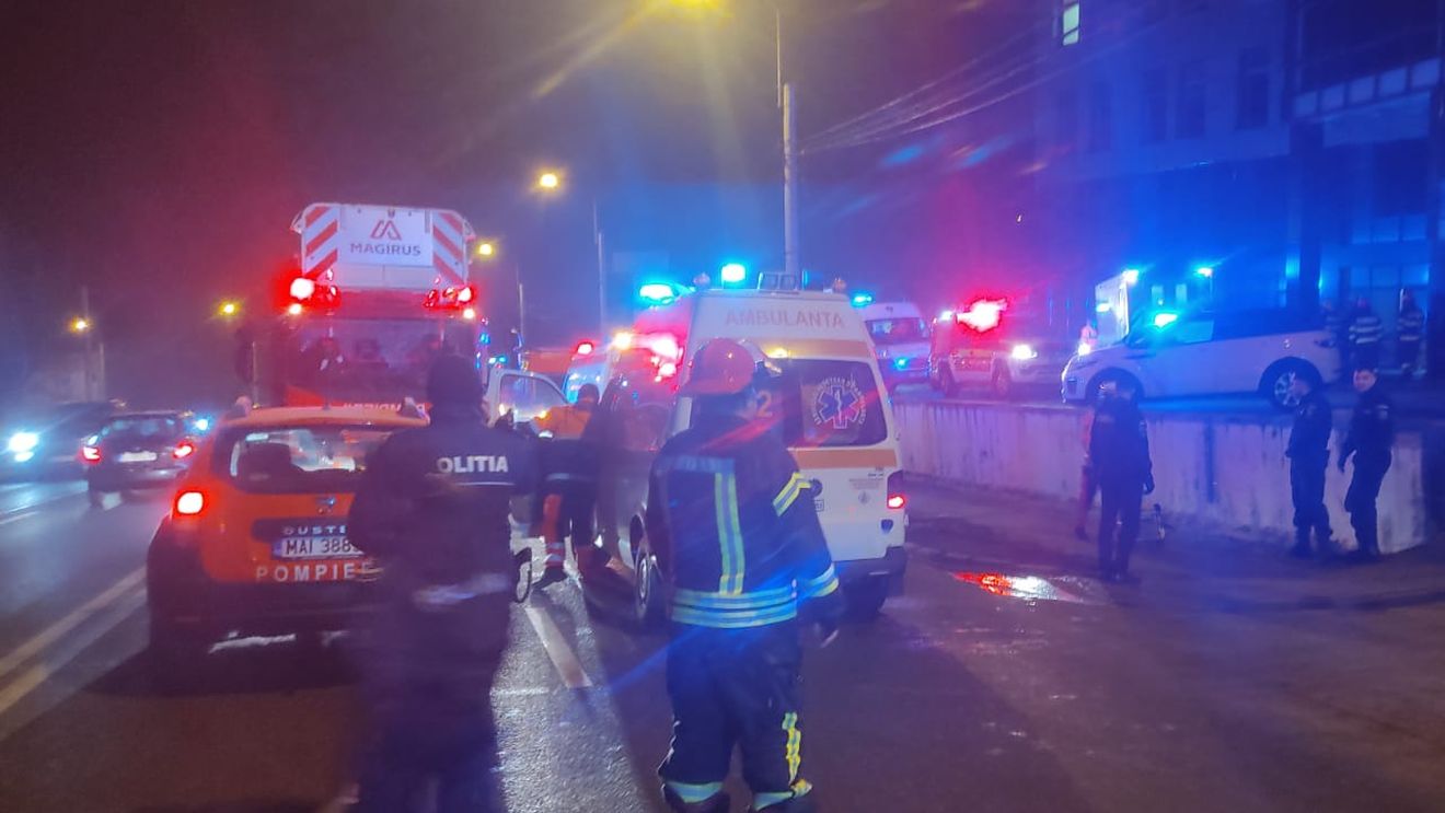UPDATE Cluj Napoca: Incendiul la spitalul privat MedLife Humanitas a pornit din garaj, existând riscul propagării la etajele superioare / A fost activat planul roșu începând cu ora 22:50 /  Au fost evacuați 26 de pacienți, 4 fiind transportați la alte spitale