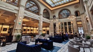 Ce clădiri pline de istorie au fost renovate în ultimii ani: de la hotelul Ambasador, până la fosta clădire a băncii Marmorosch și promisiuni care nu s-au mai realizat 