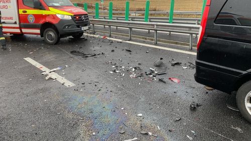 Trafic blocat complet pe autostrada A1, pe sensul Sibiu-Boița/ Accident cu patru mașini, mai mulți răniți și o persoană încarcerată
