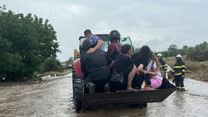 VIDEO Patru persoane dintr-o mașină luată de viitură, salvate cu un excavator în localitatea tulceană Horia