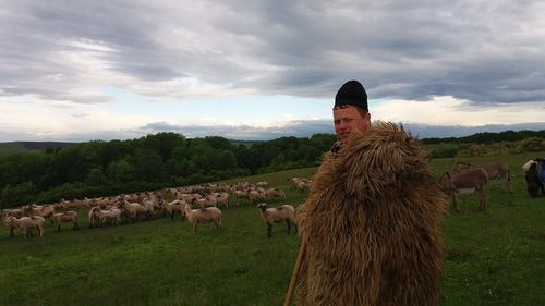 Ghiță Ciobanu, după ce Regele Charles a anunțat că angajează un cioban pentru oile sale: ”Meseriași nu mai găsești nici la noi” / ”Și eu am tot 2.000 de oi, ca regele. M-am uitat de salariu în anunț, dar nu scrie”