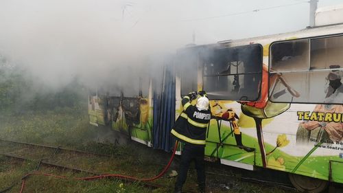 FOTO Un tramvai din Craiova a luat foc după ce a fost lovit de trăsnet / Tramvaiul era în mers și executa manevre de întoarcere, fără călători  